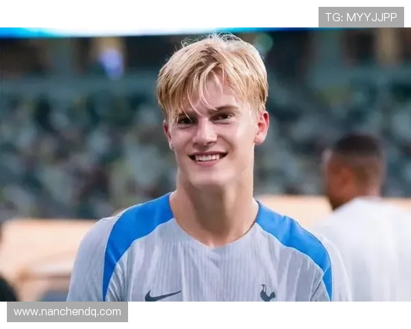 贝里瓦尔为求继续比赛拒绝因脑震荡被换下怒推热刺队医引发争议